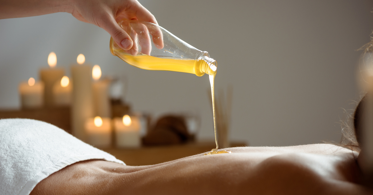 Masáž horúcim olejom a jej výhody pre telo