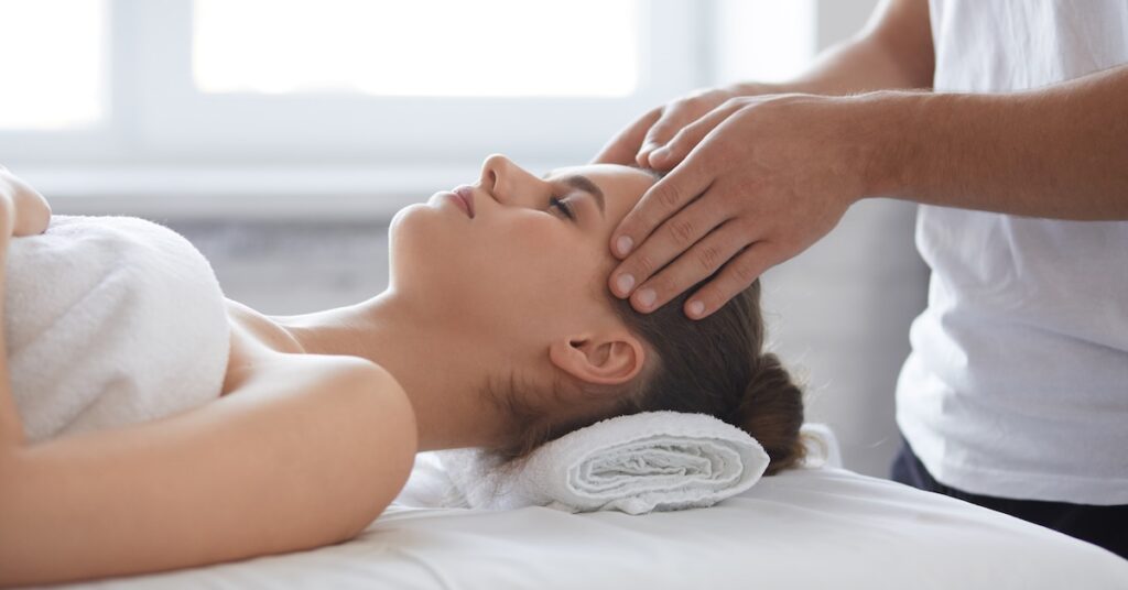 masáž hlavy a šije