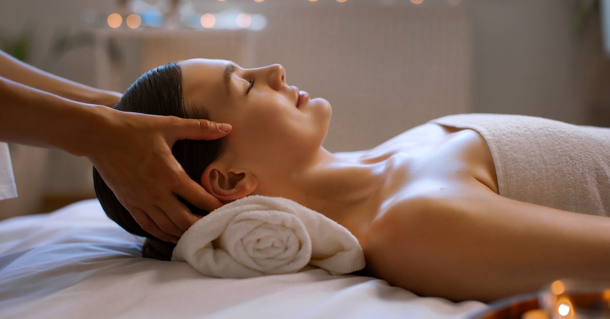 masáž hlavy a šije