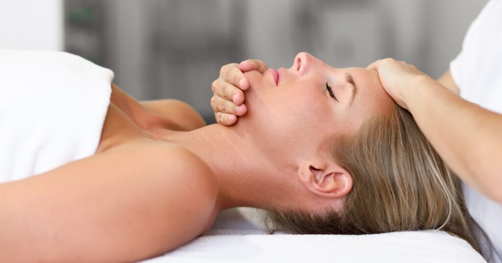 masáž hlavy a šije