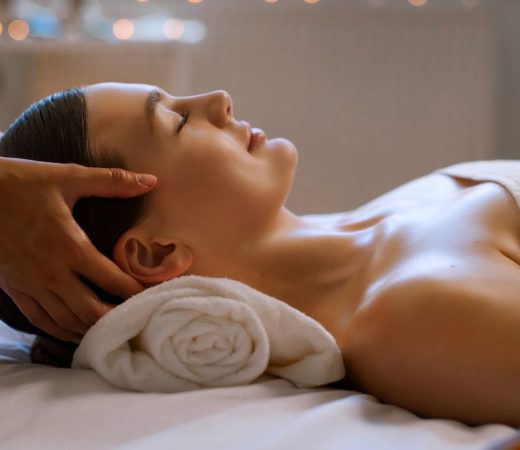 masáž hlavy a šije